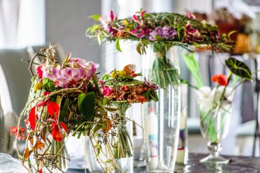  ile parlak çiçek buketleri 