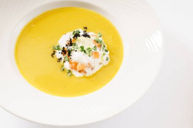 kremalı sebze çorbası plaka üzerinde