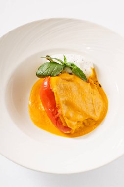 dolma biber plaka üzerinde