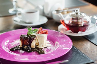 peynirli kek çilek plaka ile