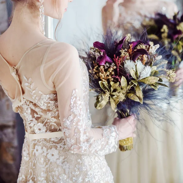 Милая невеста с цветами — стоковое фото