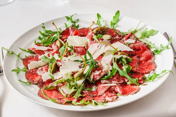 Carpaccio di manzo sul piatto — Foto Stock