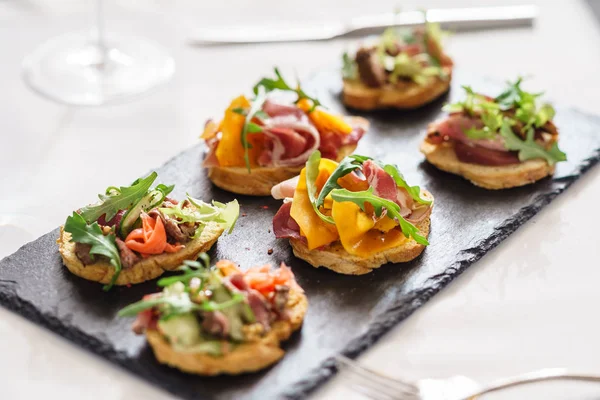 Canapés na mesa de Natal — Fotografia de Stock