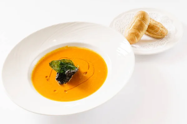 Суп с тыквенным кремом на тарелке — стоковое фото