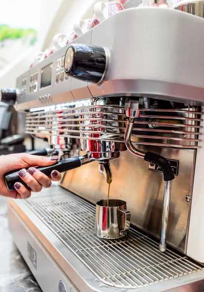 Barista fare il caffè — Foto Stock