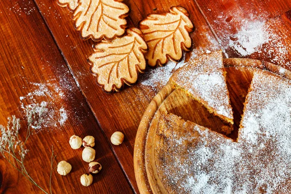 Kuchen auf Holztisch — Stockfoto