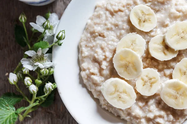 Petit déjeuner sur assiette blanche — Photo