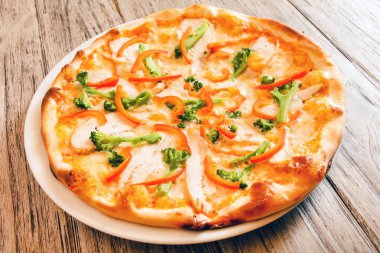 Tahta arka planda pizza.