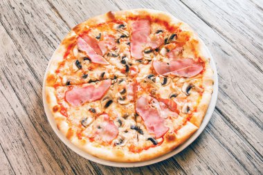 Tahta arka planda pizza.