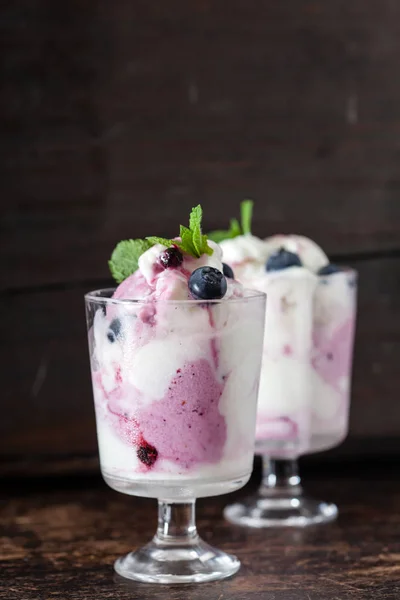 Frozen yogurt in glasses — Stock Photo, Image
