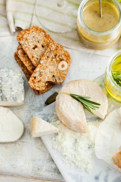 Placa de queso con verduras — Foto de Stock