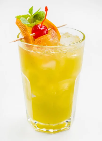 Cocktail met sinaasappel op wit — Stockfoto
