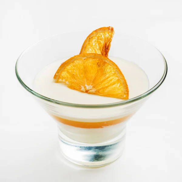 Orangenpanna cotta auf weiß — Stockfoto