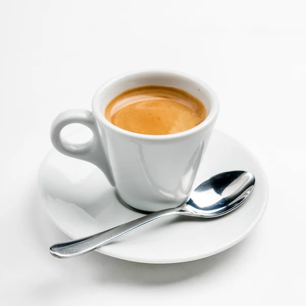 Tasse Kaffee auf weiß — Stockfoto