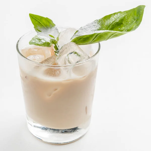 Cocktail auf weißem Hintergrund — Stockfoto