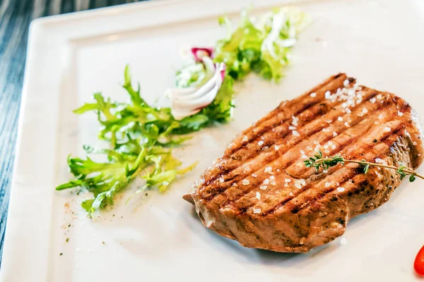 サラダ付き焼きステーキ — ストック写真
