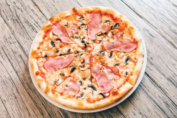 Tahta arka planda pizza.