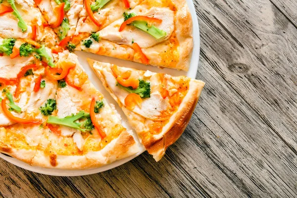 Pizza na dřevěném pozadí — Stock fotografie