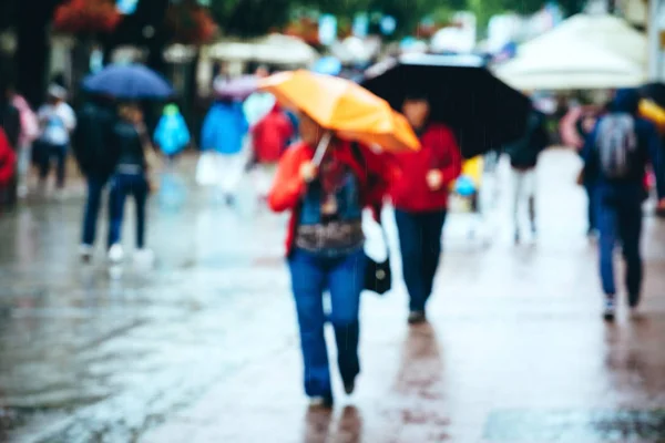 Mensen lopen op weg — Stockfoto