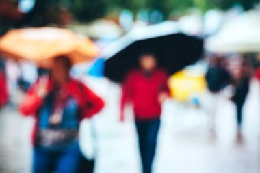  yolda yürürken insanlar