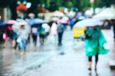  yolda yürürken insanlar