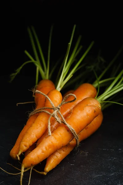 Cenouras frescas em escuro — Fotografia de Stock