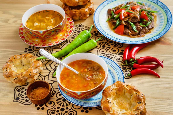 Asiatisk mat på bordet — Stockfoto