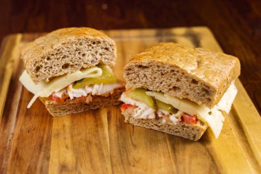 Lezzetli sandviçler masada.