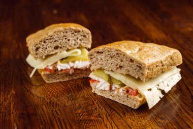 Lezzetli sandviçler masada.