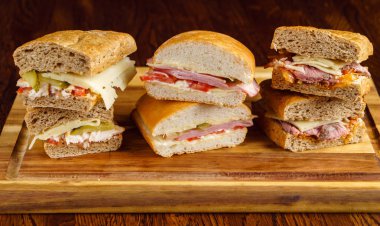 Lezzetli sandviçler masada.