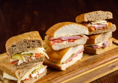 Lezzetli sandviçler masada.