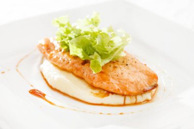 Patates püresiyle biftek.