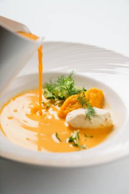 plaka üzerinde krem çorba