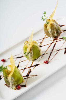 Plaka üzerinde dolma incir