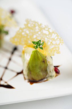 plaka üzerinde dolma incir