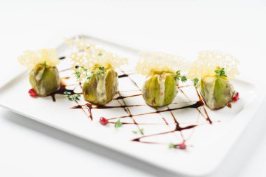 Plaka üzerinde dolma incir