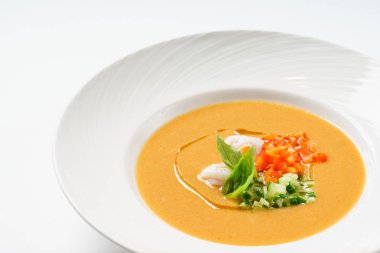 Yaz çorbası plaka üzerinde