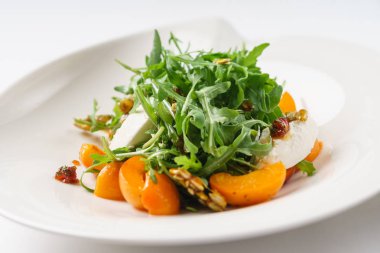 Kayısı ile taze salata