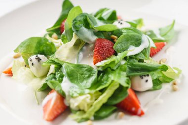 taze çilek salatası