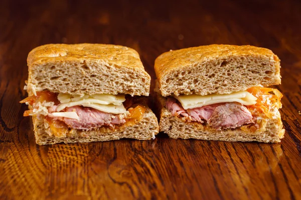 Savoureux sandwichs sur la table — Photo