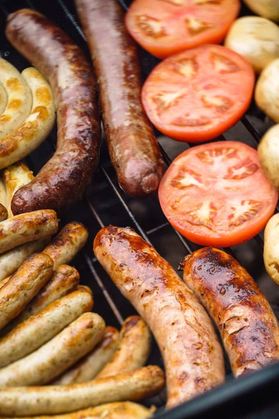 Embutidos y verduras a la parrilla — Foto de Stock