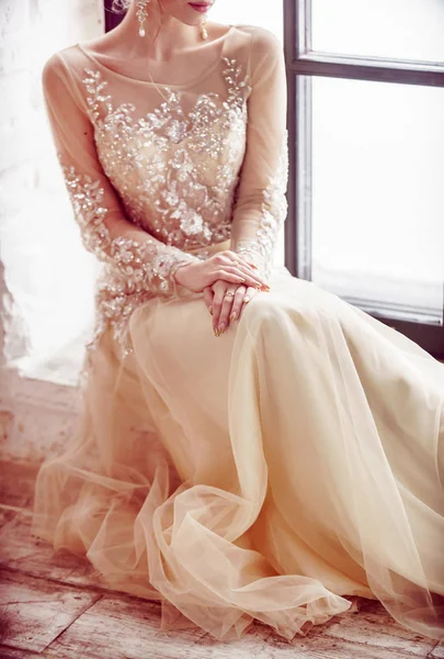 Красивая невеста сидит — стоковое фото