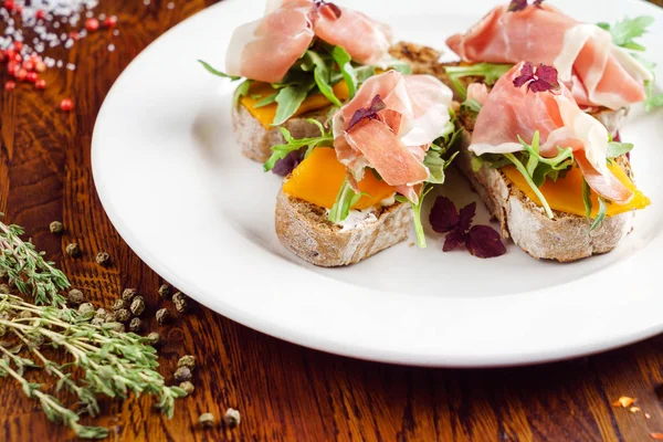 Heerlijke broodjes met jamón — Stockfoto