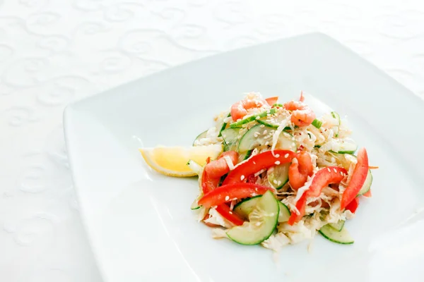 Fresh salad with chicken — Stock Photo, Image