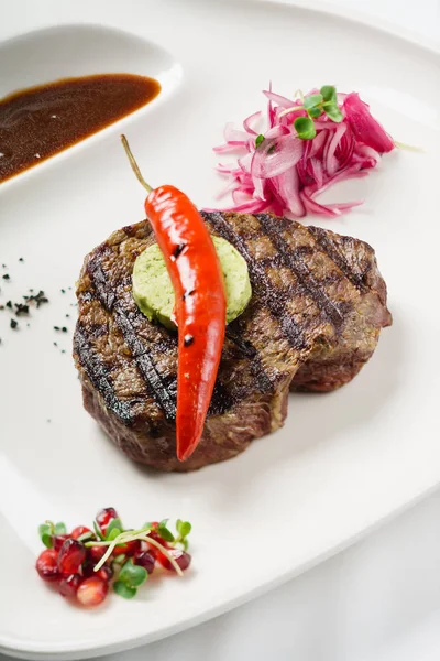 Grilled streak on plate — Stock Photo, Image