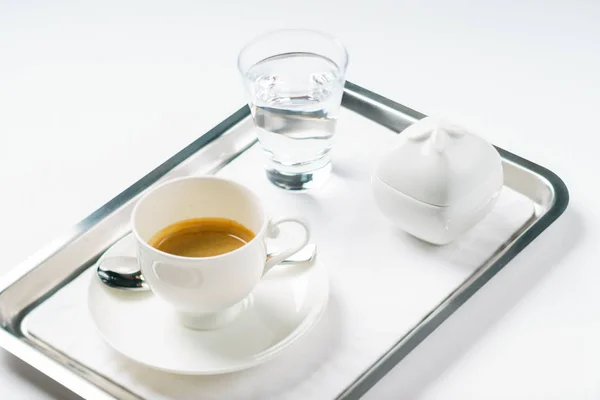 Tasse Kaffee auf Tablett — Stockfoto