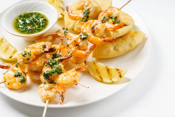 Kebabs de camarón en plato — Foto de Stock