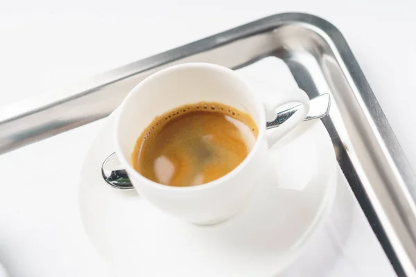 Чашка кофе на подносе — стоковое фото