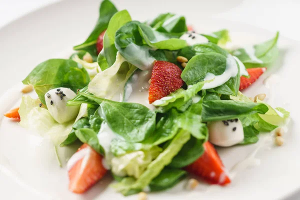 taze çilek salatası