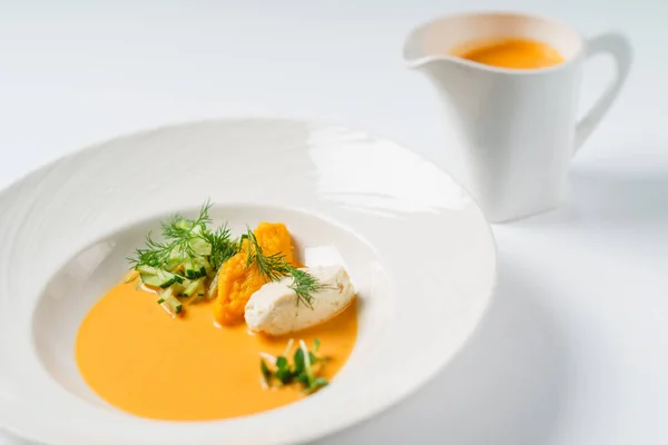 Сливочный суп на столе — стоковое фото